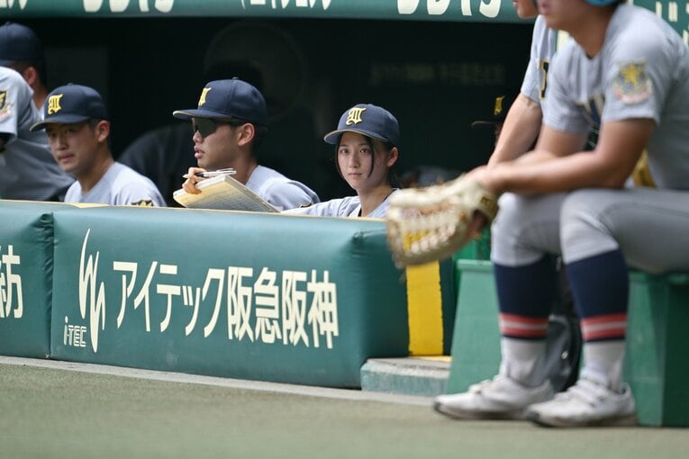 ベンチで声をからす仙台育英の女子部員・星よつはさん　©Hideki Sugiyama