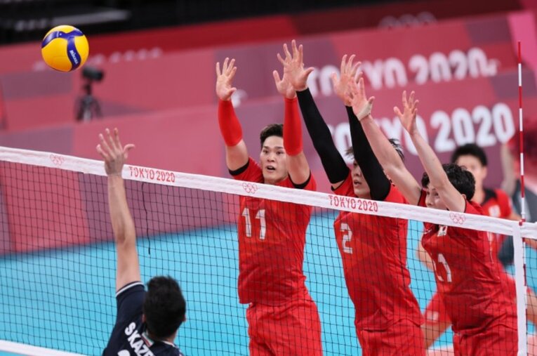 29年ぶりの五輪8強を決めたイラン戦。最多30得点を叩き出した西田は、磨き上げてきたブロックでも貢献した ／ photograph by Kaoru Watanabe/JMPA