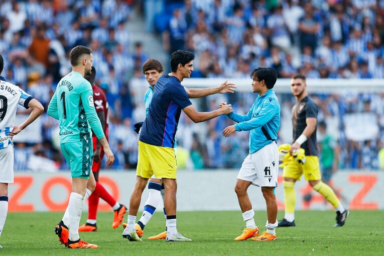 久保建英22歳誕生日に「タケはアイドル」日本語ボードの子供、メッシっぽい新ユニ姿やソシエダ主将との別れ…カメラマンが見た“幸せな最終節”(44)