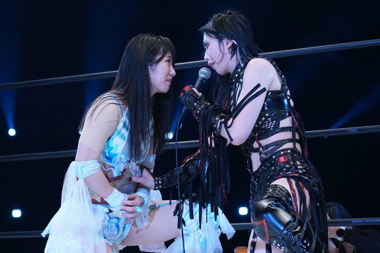 赤いベルトに手をかけ「これは私のだから」と言う上谷沙弥。「今からは私の」と言い返す玖麗さやか　©Essei Hara