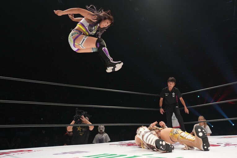 コーナーからダブルフットスタンプを放つAZM　©Essei Hara