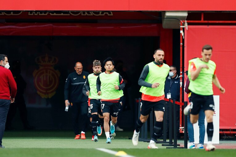 「クボはファウル覚悟で止めなければ」 残留争いで久保建英が大仕事…辛口のタクシー運転手もニコリ〈カメラマン現地取材〉(4)