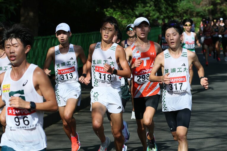 集団走で懸命に食らいついていくメンバーたち。チーム10位までが全体300位以内でフィニッシュできた　©Shigeki Yamamoto