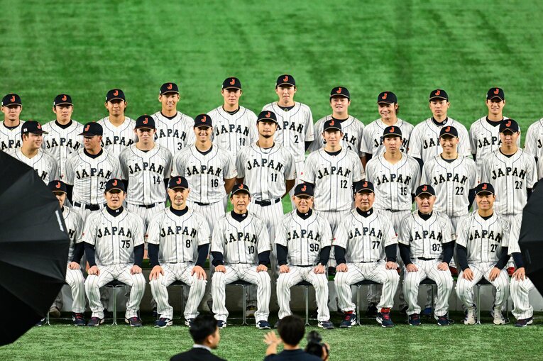 初戦の中国戦を前にユニフォーム姿での集合写真の撮影が行われた　©︎Nanae Suzuki