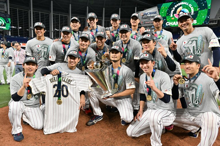 栗林のユニフォームを掲げる侍投手陣　©Naoya Sanuki