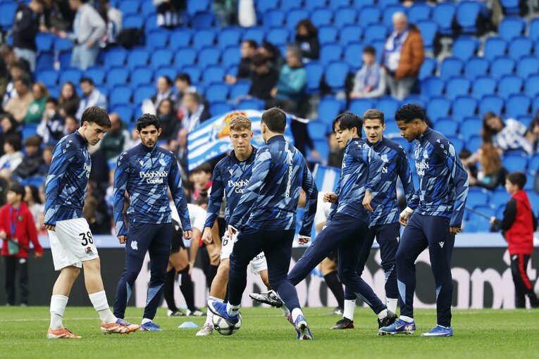 サブメンバーとしてアップに臨んだ久保、軽快な動きを見せていた（写真は右に続きます）　©Daisuke Nakashima