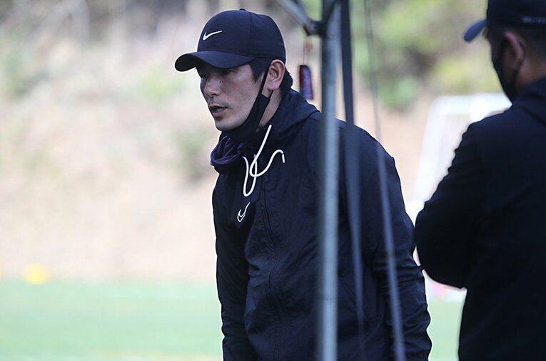 長崎・国見高校を率いる木藤健太監督。14年ぶりに九州新人大会で優勝するなど、目に見える成果も手にしている ／ photograph by Takahito Ando