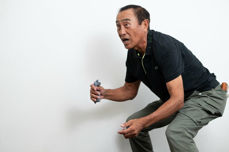 広岡達朗に学んだ捕球動作を実演する水谷新太郎　©Tadashi Hosoda