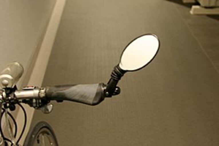 バックミラーは商品によってクセが強い。よく吟味して自転車と体格に合うものを見つけよう