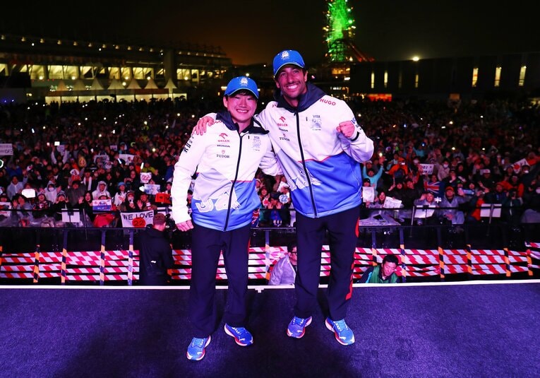 鈴鹿グランドスタンド裏のファンイベントにリカルドとともに登場した角田　©Getty Images / Red Bull Content Pool