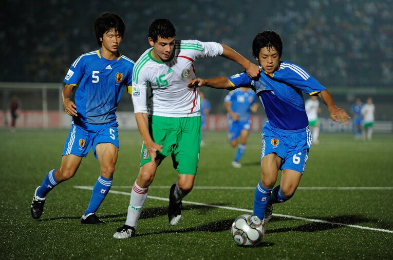2009年U-17W杯のグループリーグ、メキシコ戦に出場した高野（右／6番）©︎Getty Images