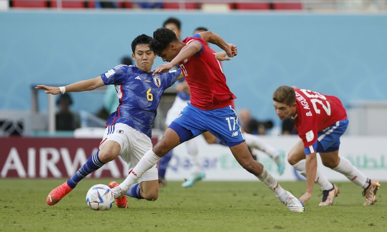 遠藤のデュエルの勝率はドイツ戦の約73％に対し、コスタリカ戦では約32％。仕事をさせてもらえなかった上、遠藤に限らずファールも目立った　©Getty Images