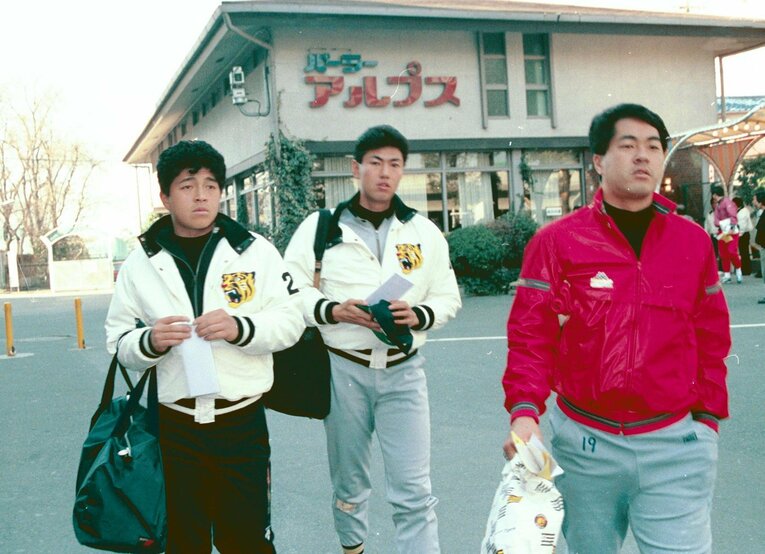 練習を終え球場前を歩く（左から）阪神・遠山奬志、猪俣隆、中西清起（1988年）©︎Sankei Shimbun