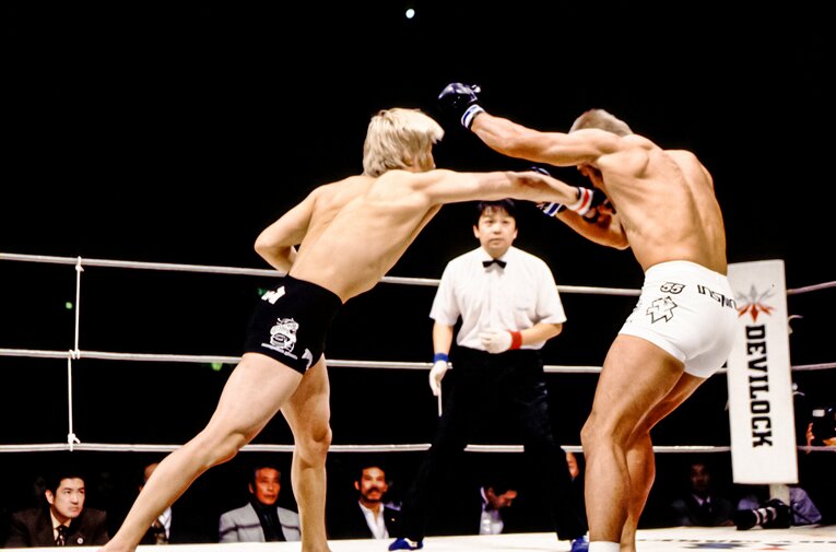 2001年12月、修斗ウェルター級王座決定戦で“カリスマ”佐藤ルミナと対決