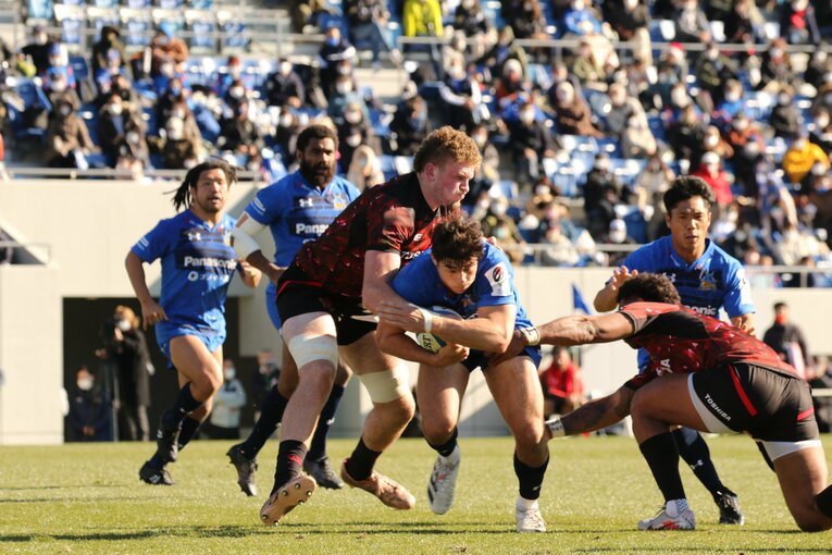 日本代表CTBディラン・ライリーの突進を止めるワーナー　©Nobuhiko Otomo