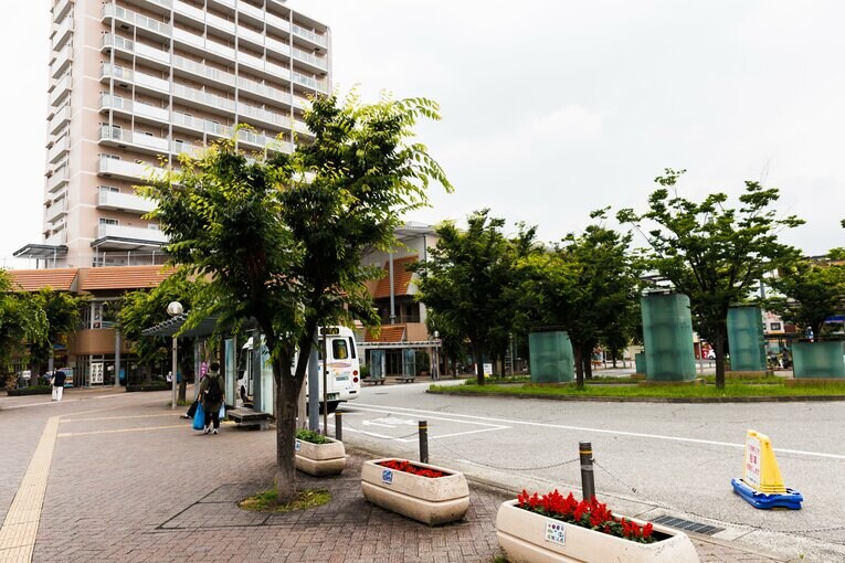 東口の駅前広場。飲食店もいくつかあり、庶民的な居酒屋も