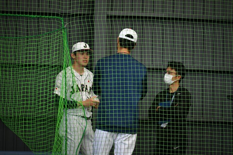 佐々木朗希に何か言葉をかけるダルビッシュ　©Hideki Sugiyama