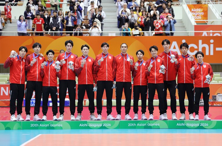 アジア大会で銀メダルを獲得したバレーボール日本代表　©︎JIJI PRESS