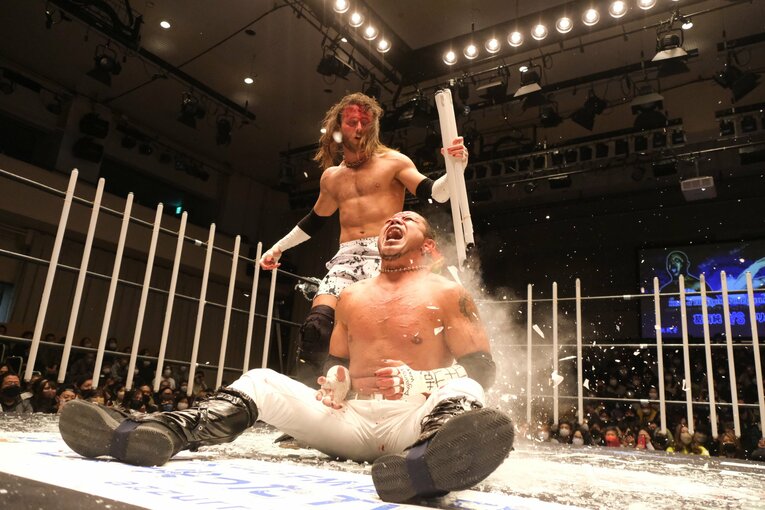 蛍光灯ごと葛西の背中にキックを直撃（画像をクリックすると「この記事の写真」に飛びます。流血等を含みますのでご注意ください）