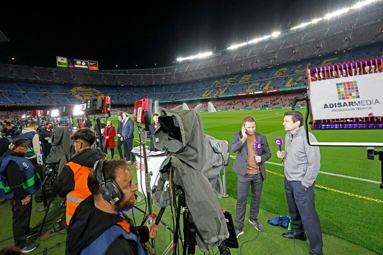 「バルサがメッシ退団後初のリーガ制覇」間近なクラシコの“喜びと憎しみ、一瞬のリスペクト”を撮った「18歳ガビが倒れたレアルDFを…」(4)