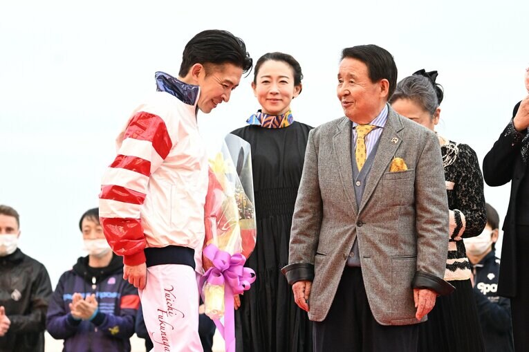 翠夫人や北橋修二元調教師もセレモニーを見守った　©Keiji Ishikawa