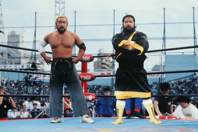 ターザン後藤（右）と“ミスター・デンジャー”松永光弘　©AFLO