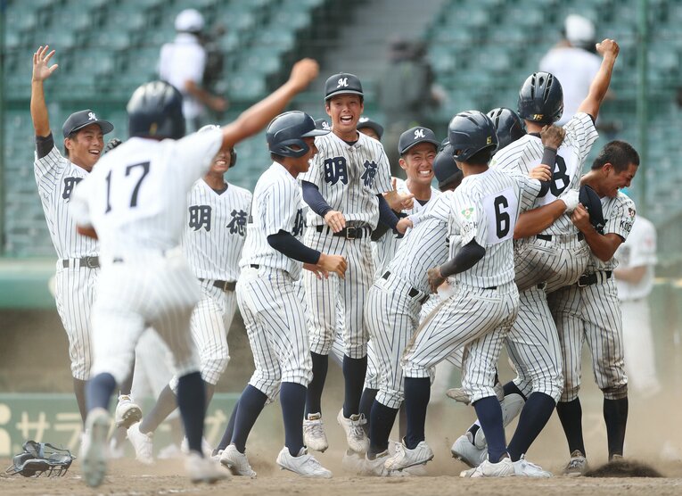 鳥取城北にサヨナラ勝ちし、喜ぶ明徳義塾ナイン　©JIJI PRESS