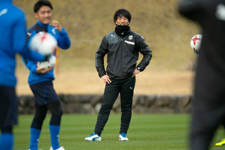 練習中も笑顔の吉田勇樹コーチ　©KAWASAKI FRONTALE