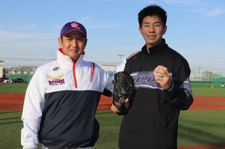 躍進著しい浦和麗明高から初のプロ野球選手となった吉川悠斗（右／ロッテ育成1位）。佐藤監督は3年間の道のりを嬉しそうに振り返った（写真は昨年撮影） ／ photograph by Yu Takagi