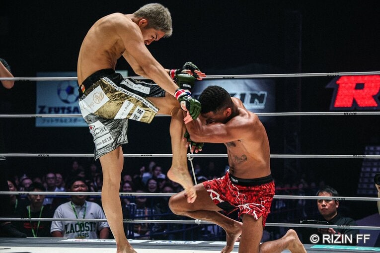 秋元強真vs.パッチー・ミックス　©RIZIN FF