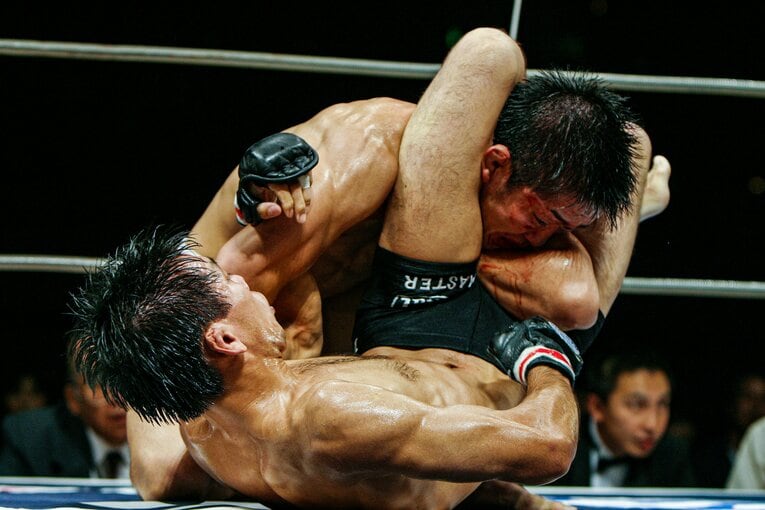 池田を三角絞めで攻める大石　©Susumu Nagao