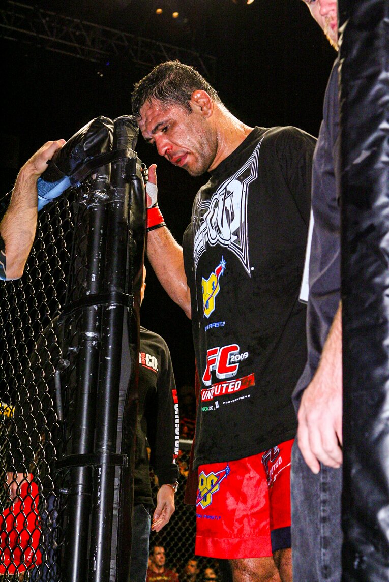 『UFC 92』でフランク・ミアにTKO負けを喫し、無念そうにオクタゴンを引き上げるノゲイラ