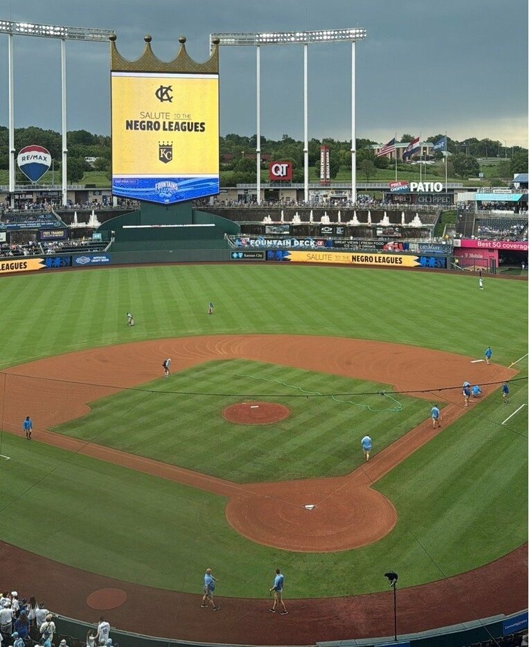 カウフマンスタジアムの電光掲示板にはニグロリーグを称えるメッセージが　©Naoyuki Yanagihara