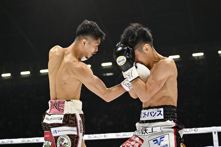 初回から猛然と攻めた中谷潤人。右アッパーをガードの隙間にねじ込む【スワイプすると他の写真もご覧になれます】 ©Hiroaki Finito Yamaguchi