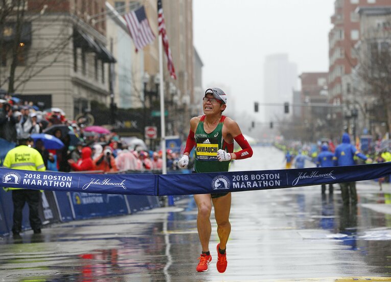 2018年に豪雨のボストンマラソンを制した川内。世界最高峰の大会での優勝は大きな話題に　©JIJI PRESS