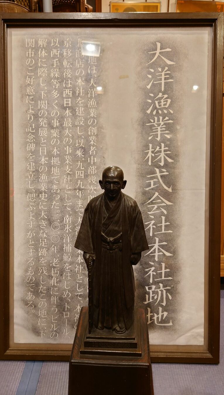 先達に渡された「ホエールズ球団の生みの親」中部幾次郎の銅像　©Hidenobu Murase