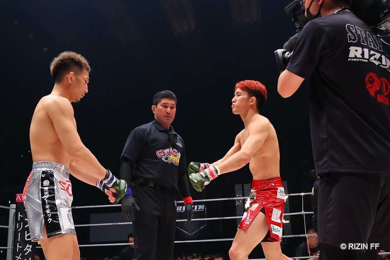 試合前、気合の入った表情で元谷友貴と握手を交わす朝倉海　©RIZIN FF