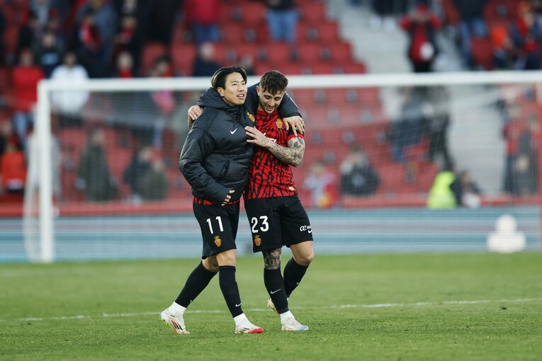 縦の関係でコンビを組むマフェオと勝利の余韻を分かち合う　©Daisuke Nakashima