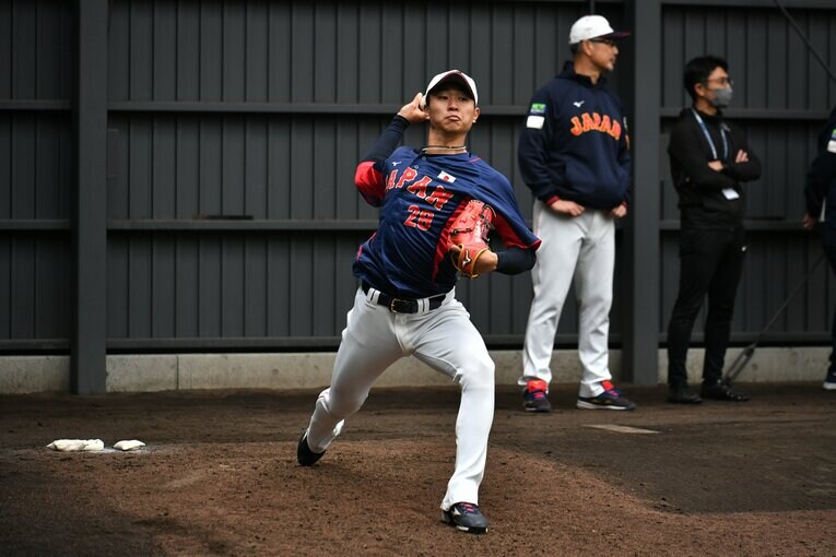 ブルペンで投げ込む高橋宏斗　©︎Hideki Sugiyama