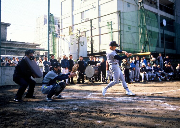 1988年、慶應大学野球部創立100周年記念のOB戦で　©BUNGEISHUNJU