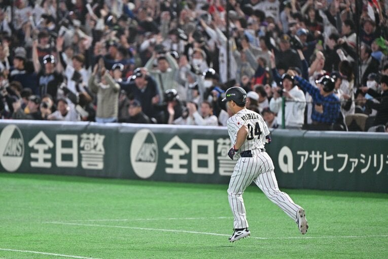 美しすぎる…吉田正尚のホームラン（写真は右に続きます）　©Hideki Sugiyama