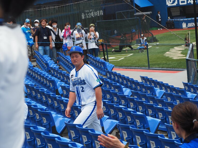 影武者軍団に近づく本物の牧　©Yu Saito