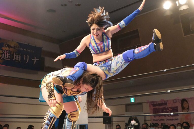 「女優vs交通情報のお姉さん」に18歳同士“意地の張り合い”対決も… 若手勢ぞろいの興行“ピースパ”に見る女子プロレスの未来(31)