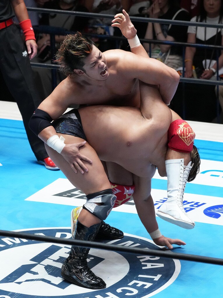 卍固めを見せる上村優也　©Essei Hara