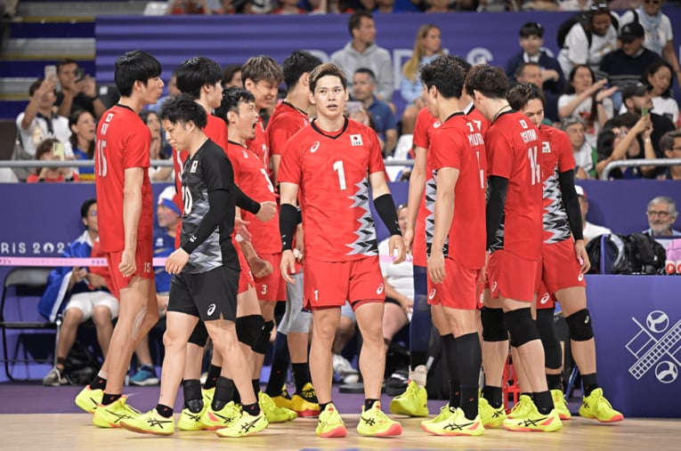 会場を魅了するバレーボールを披露したが、準々決勝で敗退した日本代表。メダルは4年後のロス大会に託された　©Takuya Kaneko/JMPA