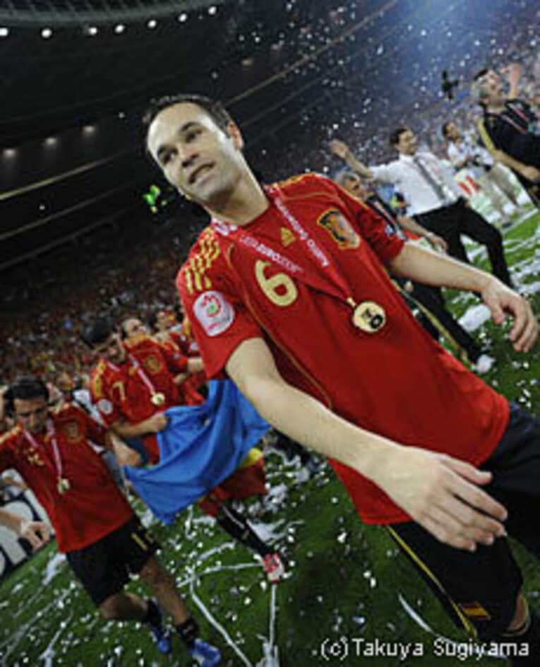 U-16、U-19では欧州選手権制覇。U-20時にあったワールドユースでは準優勝。EURO2008（24歳時）では優勝を飾っており、まさに近年のスペイン代表の強さの象徴ともいえる活躍ぶり