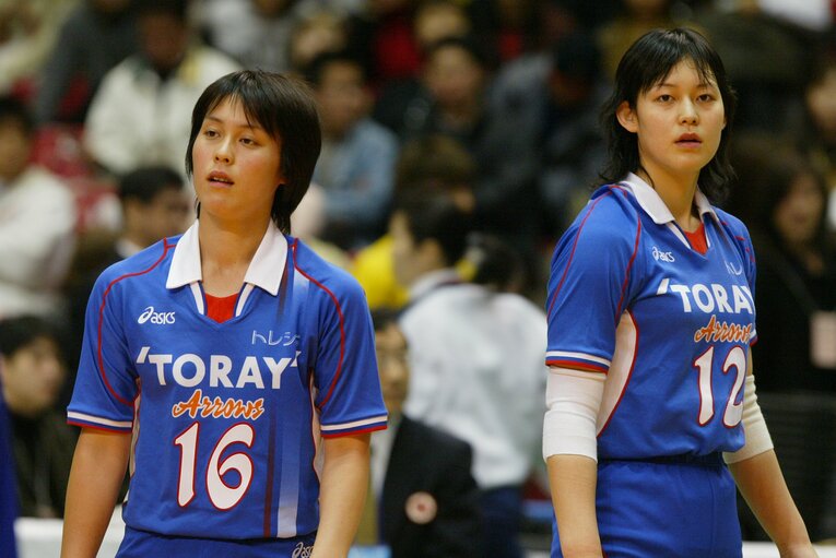 東レでもチームメイトだった姉・加奈さん（右）と　©AFLO