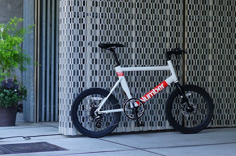 この価格帯でエアロフレーム、前後ディスクブレーキ、ディープリム……実車でぜひ丁寧に作り上げられた細部も見ていただきたい。 ／ photograph by SAKAI CYCLE