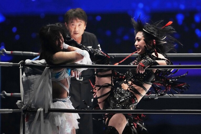 コーナーの玖麗さやかを蹴る上谷沙弥　©Masashi Hara