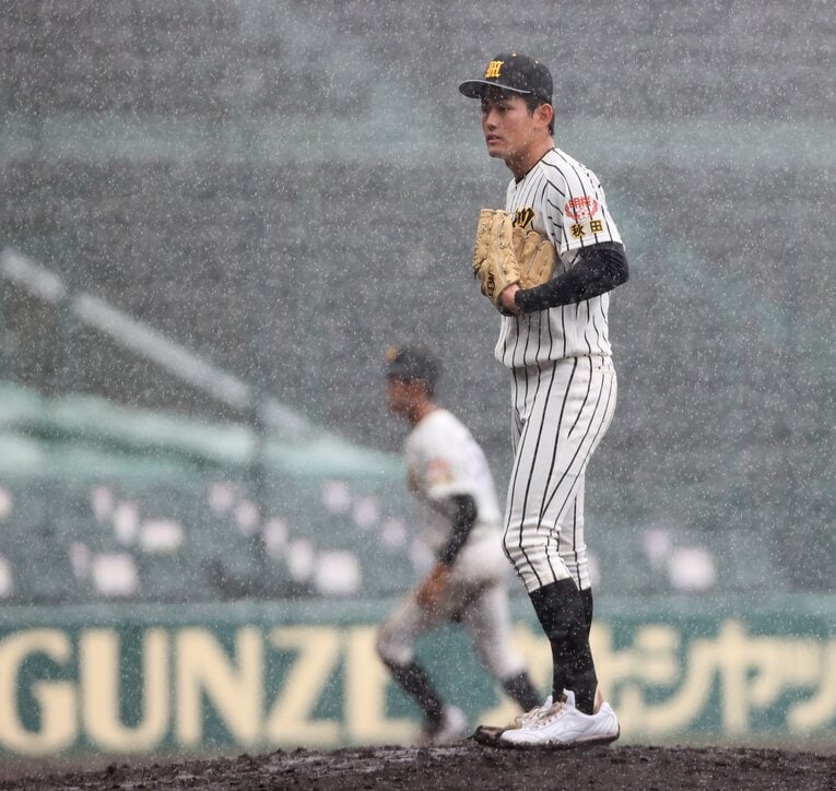 8月12日、降雨ノーゲームとなった帯広農戦。雨の中、マウンドに立つ風間球打（明桜）　©JIJI PRESS